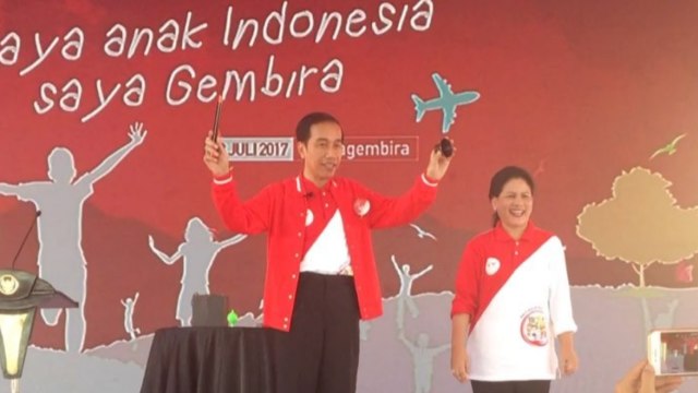 Jokowi main sulap di depan anak-anak (Foto: Instagram @triawanmunaf)