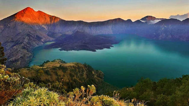 Gunung Rinjani (Foto: rinjaninationalpark.com)