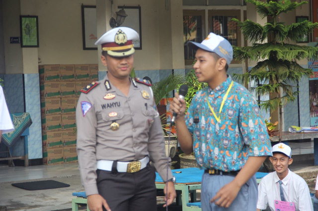 Masuk Ajaran Baru, Kasat Lantas Polresta Sidoarjo Beri Penjelasan Tata Tertib Lalu Lintas