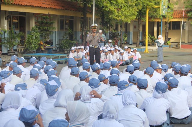 Masuk Ajaran Baru, Kasat Lantas Polresta Sidoarjo Beri Penjelasan Tata Tertib Lalu Lintas (1)