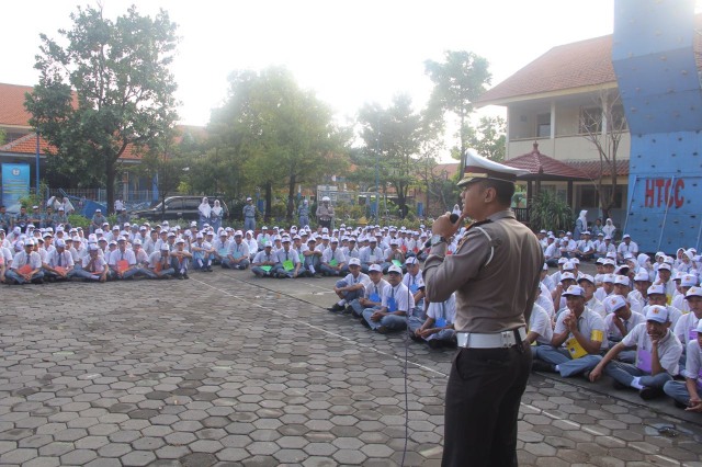 Masuk Ajaran Baru, Kasat Lantas Polresta Sidoarjo Beri Penjelasan Tata Tertib Lalu Lintas (2)
