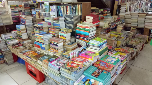 Toko buku bekas di Mall Blok M (Foto: Wandha Nur Hidayat/kumparan)