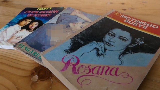 Buku Enny Arrow, Motinggo Busye dan Fredy S. (Foto: Ridho Robby/kumparan)