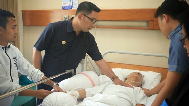 Ridwan Kamil jenguk bobotoh terluka. (Foto: Instagram/@ridwankamil)