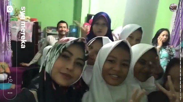 Awkarin gelar pengajian 7 harian Oka. (Foto: Instagram/Awkarin)