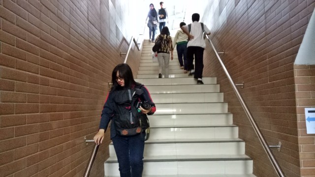 Tangga di underpass Tebet (Foto: Ferio Pristiawan/kumparan)