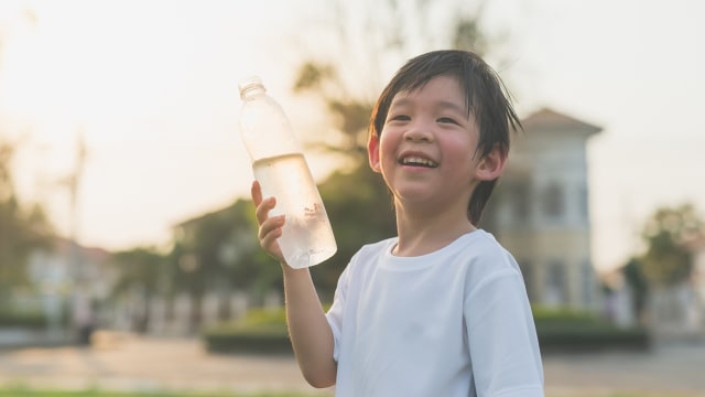 Kebutuhan air mineral untuk anak. (Foto: Thinkstock)