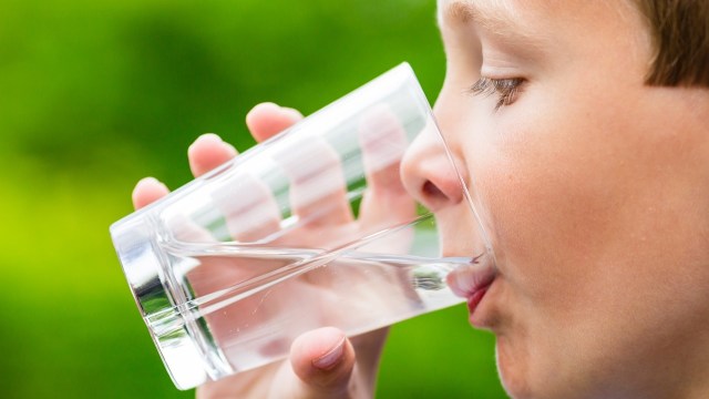 Kebutuhan air mineral untuk anak. (Foto: Thinkstock)