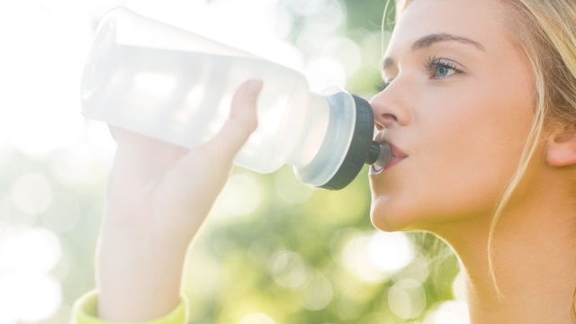 Minum air sambil berdiri. (Foto: Thinkstock)