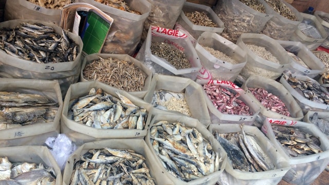 Ikan teri di pasar tradisional. (Foto: Kelik Wahyu/kumparan)