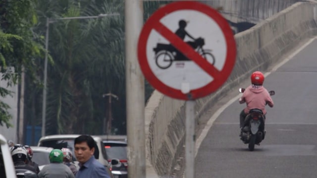 Pengendara motor yang melanggar lalu lintas. (Foto: Fanny Kusumawardhani/kumparan)