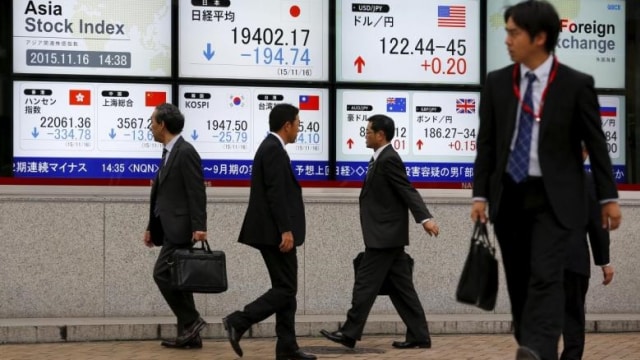 Para pegawai di Jepang (Foto: Reuters/Thomas Peter)