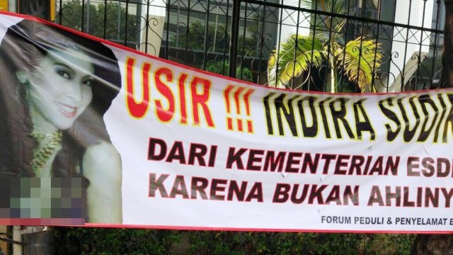 Spanduk usir Indira (Foto: Twitter/@HadiMDjuraid)