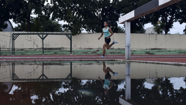 Kaki-kaki emas itu berpacu di atas lintasan. (Foto: Wahyu Putro A/ANTARA)