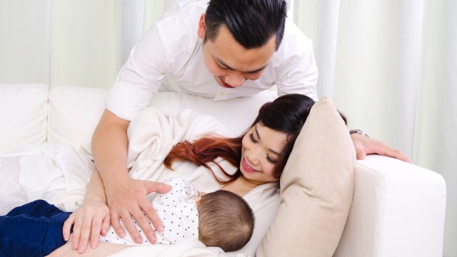 Peran penting suami saat istri menyusui. (Foto: Thinkstock)