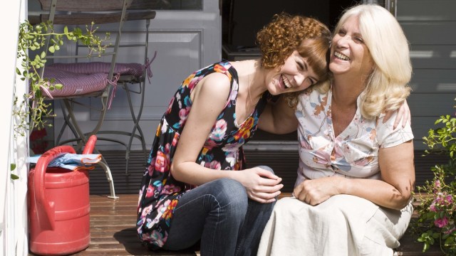 Memberikan pujian kepada orang tua. (Foto: Thinkstock)