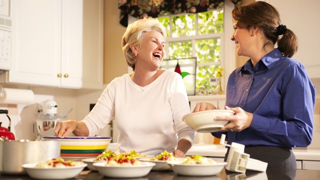 Mengobrol dengan orang tua. (Foto: Thinkstock)