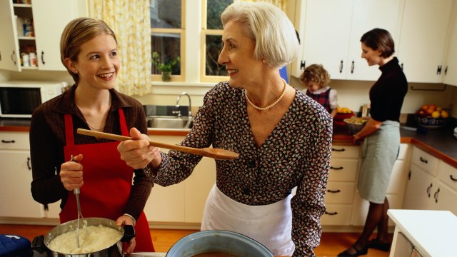 Memasak bersama orang tua. (Foto: Thinkstock)