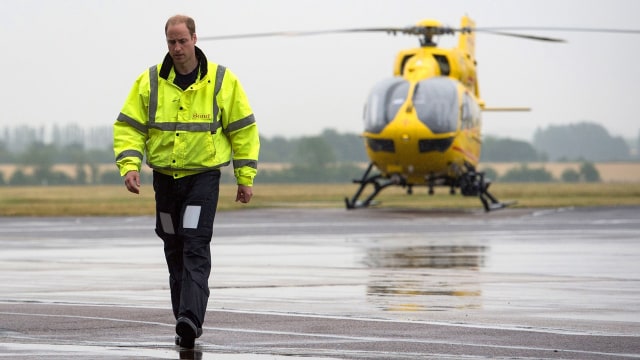 Pangeran William, pilot ambulans udara (Foto: REUTERS/Stefan Rousseau)
