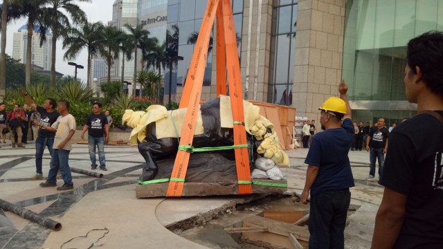 Proses pemasangan patung Banteng Wulung (Foto: Ela Nurlaela/kumparan)