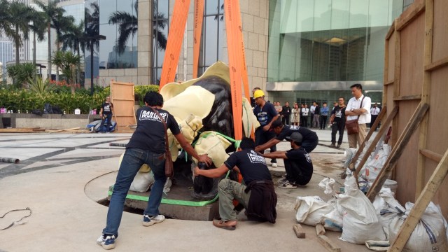 Proses pemasangan patung Banteng Wulung (Foto: Ela Nurlaela/kumparan)