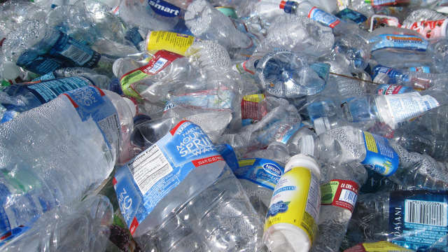 Limbah plastik. (Foto: Wikimedia Commons)