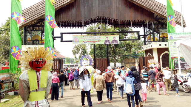 Suasana lokasi Lebaran Betawi di Setu Babakan Foto: Ferio Pristiawan/kumparan