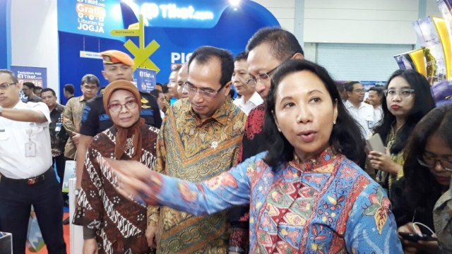Rini Soemarno dan Budi Karya di Travel fair (Foto: Nicha Muslimawati/kumparan)