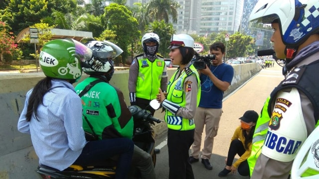 Penindakan pengendara di JLNT Casablanca. (Foto: Twitter: TMC Polda Metro Jaya)