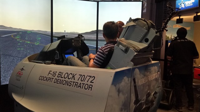 Mencoba simulator F-16 Block 72 (Foto: Nadia Riso/kumparan)