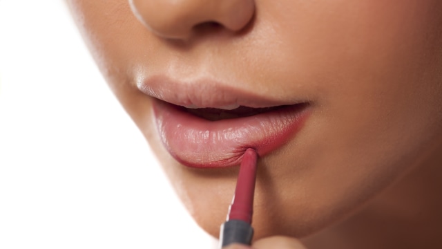 Menggunakan lip liner. (Foto: Thinkstock)