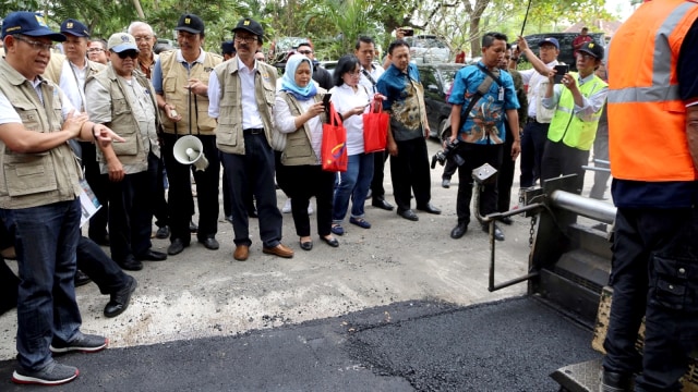 Jalan aspal dengan campuran limbah plastik. (Foto: Dok. Humas Menko Maritim)
