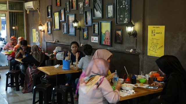 Para pembeli Bakmi 8 Kursin (Foto: Gesit Prayogi/kumparan)