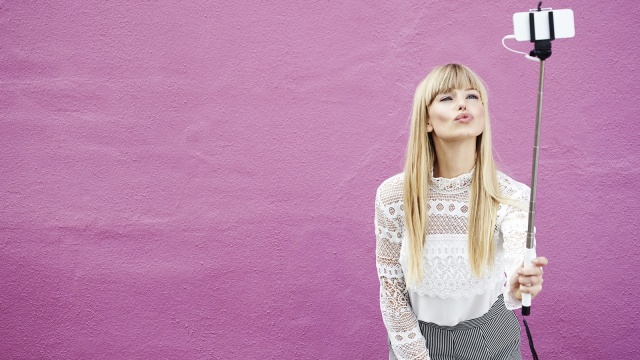Selfie pakai tongsis. (Foto: Thinkstock)