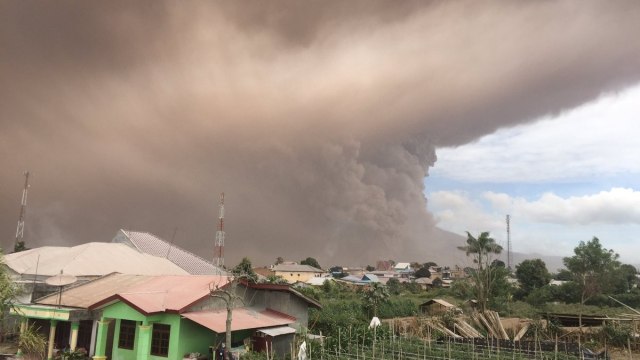 Erupsi Gunung Sinabung. (Foto: Twitter @supereruption)