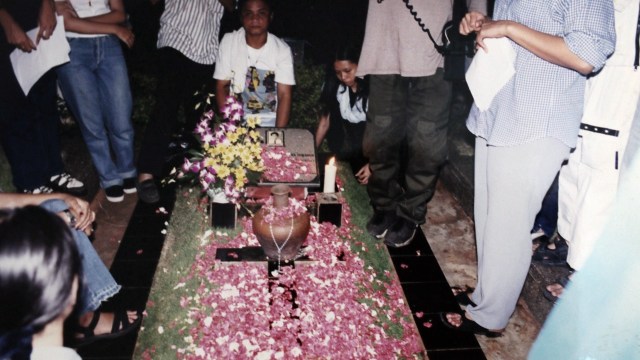 Suasana pemakaman Wawan. (Foto: Repro Foto Dok. Sumarsih )