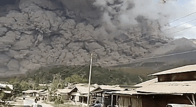 Gunung Sinabung erupsi (Foto: Instagram/@cahyadi_rangkuti)