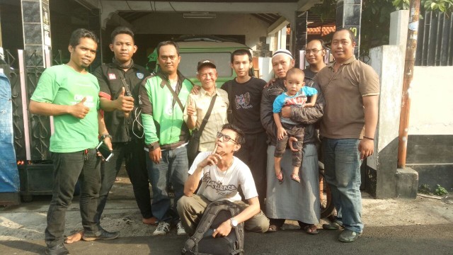 Mang Ojo dan driver gojek yang mempebaiki motornya (Foto: Diah Harni/kumparan)
