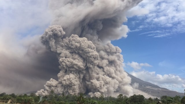 Erupsi Gunung Sinabung (Foto: Twitter/@supereruption)