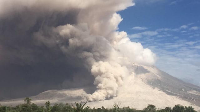 Erupsi Gunung Sinabung (Foto: Twitter/@supereruption)