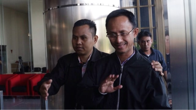 Bupati Pamekasan tiba di Gedung KPK (Foto: Fanny Kusumawardhani/kumparan)
