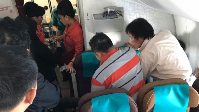 Aksi dokter selamatkan penumpang di pesawat. (Foto: Facebook Yulianus Ladung)