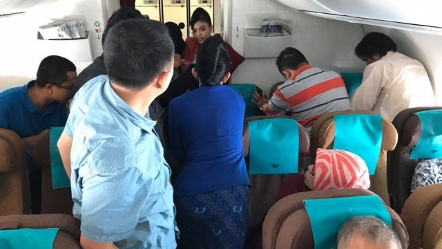Aksi dokter selamatkan penumpang di pesawat. (Foto: Facebook Yulianus Ladung)