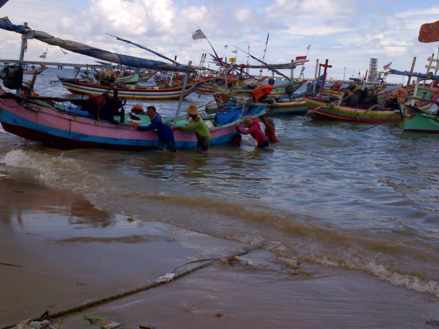 18 Desember 1948 pukul 20.00 WIB, pasukan marinir Belanda mendarat di Pantai Glondonggede  (2)