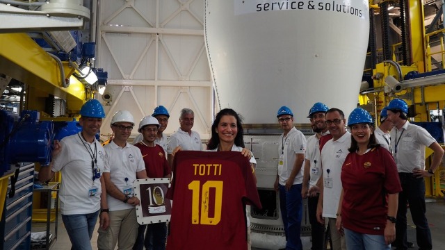 Jersey Totti diterbangkan ke luar angkasa. (Foto: Twitter: AS Roma)