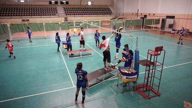 Timnas Voli Putri Indonesia sedang latihan (Foto: Aditia Noviansyah/kumparan)