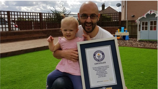 Tom Wheldon saat menunjukkan piagam rekornya (Foto: Twitter Guinnes Worlds Record @GWR)