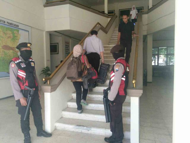 KPK Geledah Kantor Pemkab Pamekasan