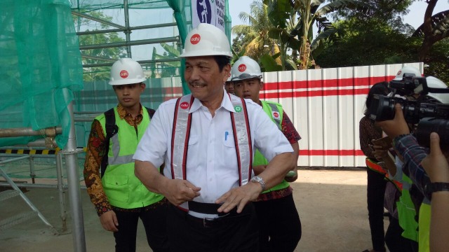 Luhut Binsar Panjaitan mengecek proyek LRT Foto: Fahrian Saleh/kumparan