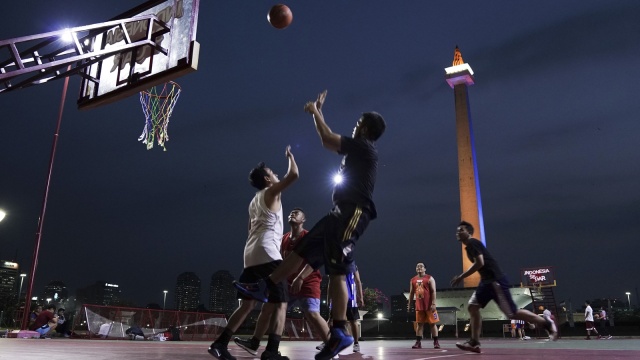 Monas disorot lampu warna ASEAN. (Foto: Antara/Wahyu Putro A)